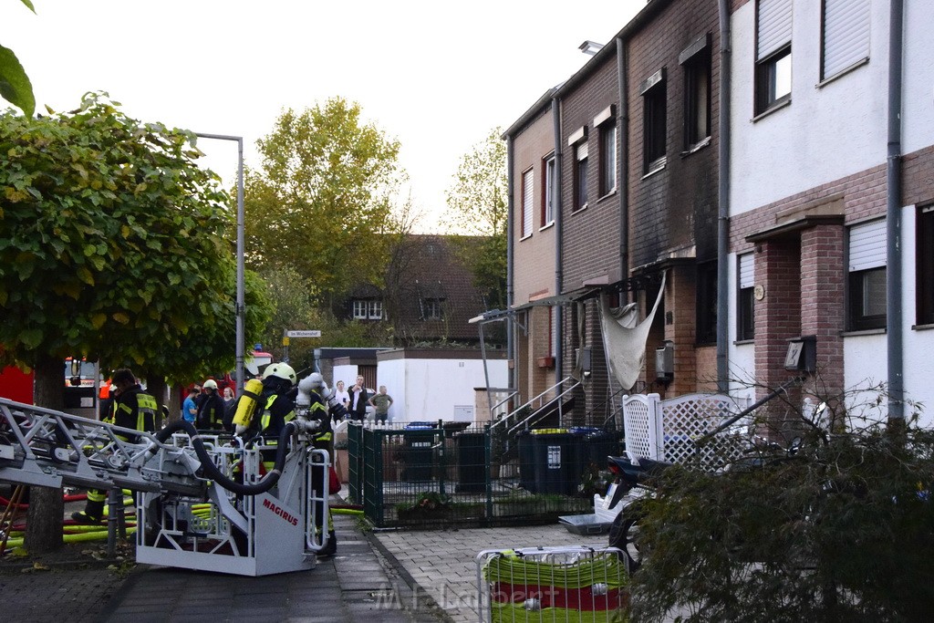 Feuer 2 Vollbrand Reihenhaus Roggendorf Berrischstr P212.JPG - Miklos Laubert